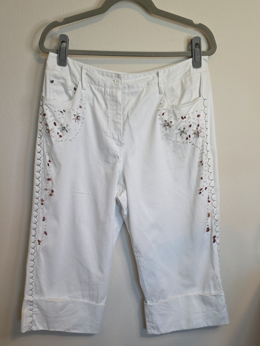 Larry Levine White Capri Pants with Floral Sequin Accents